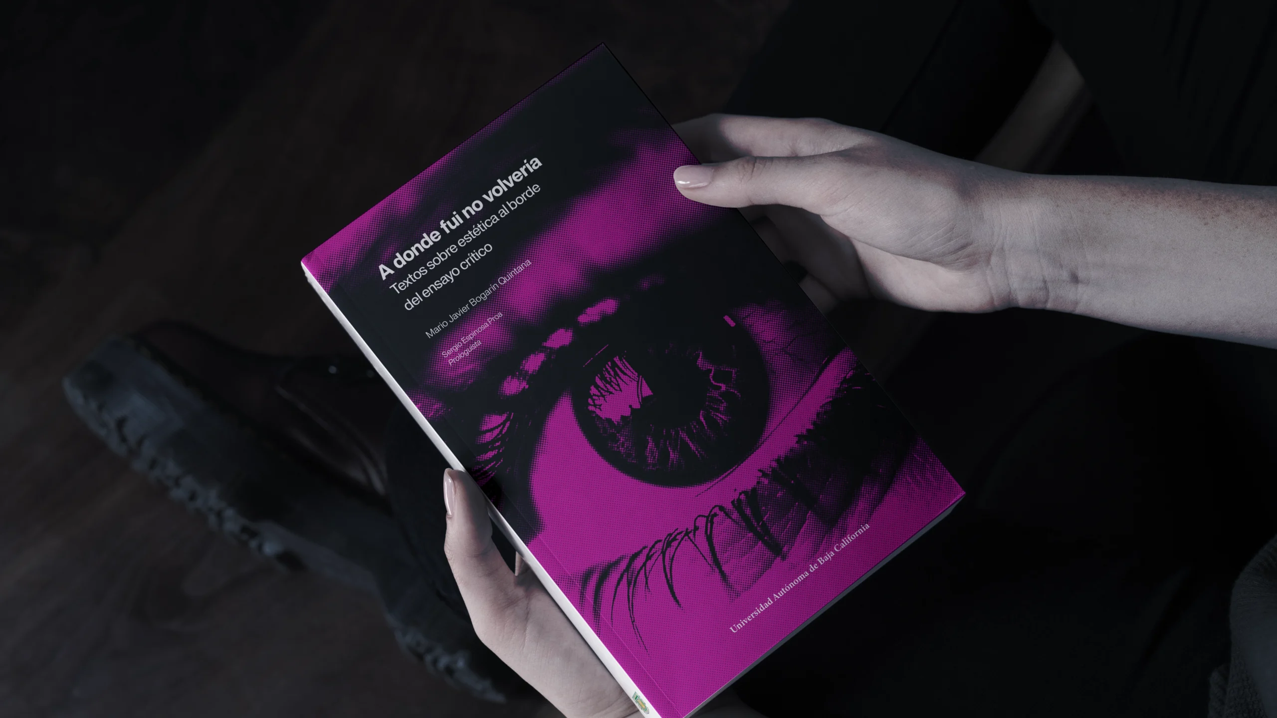 Mockup libro en mano scaled